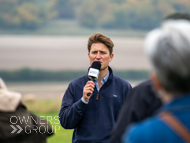 AK021025-76 - Alan King Stable Visit